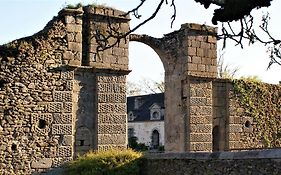 Chateau De La Chasse-Guerre